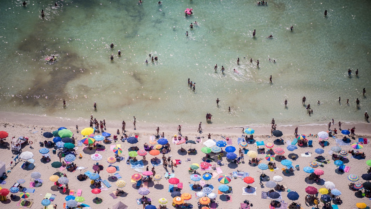 Поскъпнаха чадърите и шезлонгите по плажовете в Италия