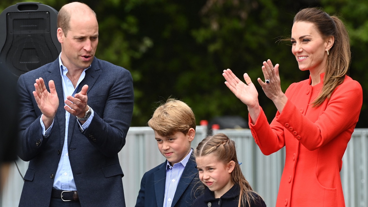 Принц Уилям,  Кейт и децата им пекоха кейкове за улично парти по случай платинения юбилей на кралицата в Кардиф