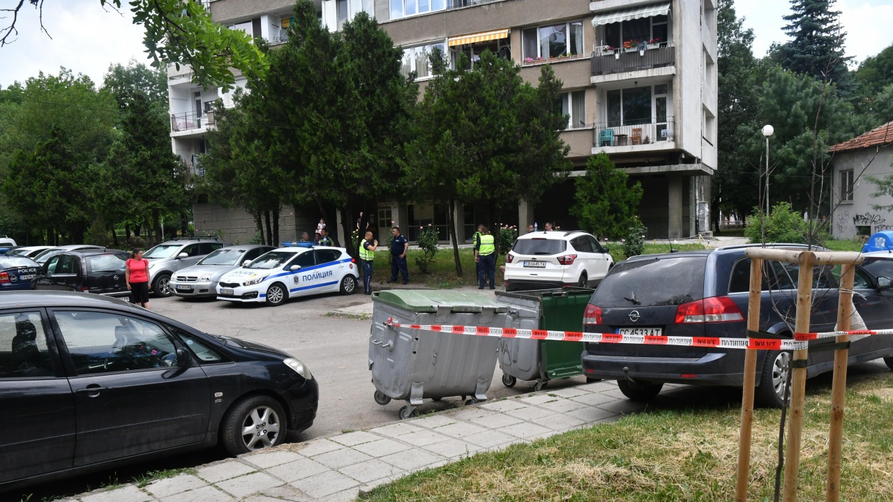 Мъж потроши няколко коли при полицейска гонка в София, спря на метри от детска площадка