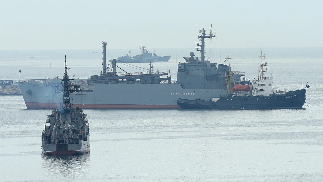 Търговски кораб напусна днес пристанището на град Мариупол за пръв