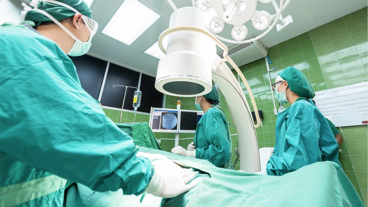 Швейцарски лекари са трансплантирали за първи път на човек увреден