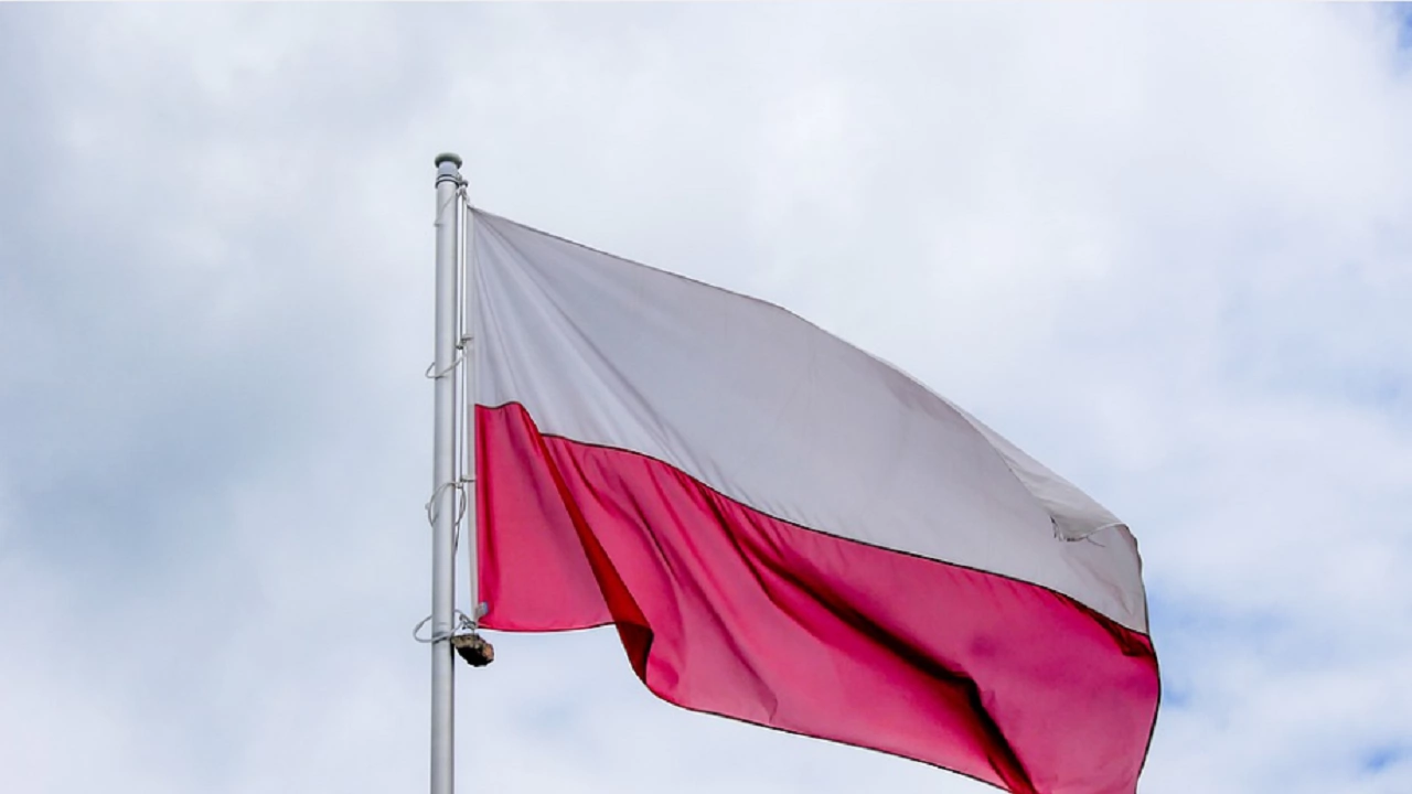 Горната камара на полския парламент доминирана от центристката опозиция гласува