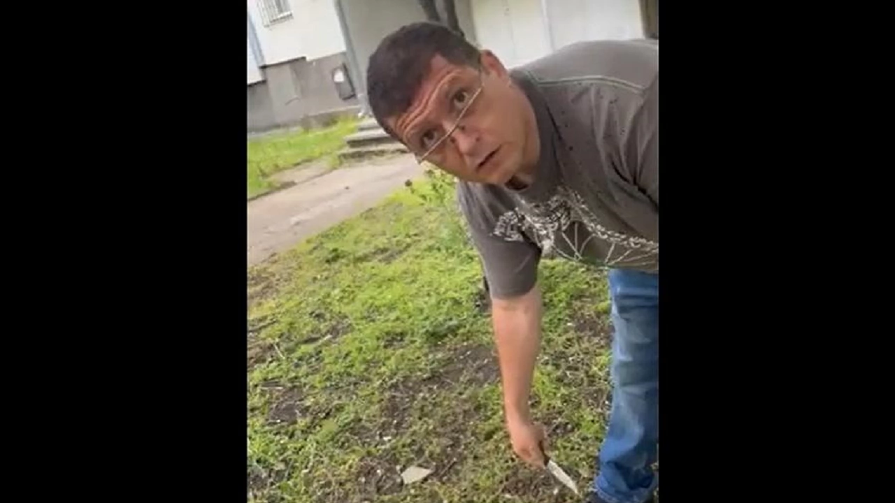 Клип в социалните мрежи показва мъж който размахва нож пред