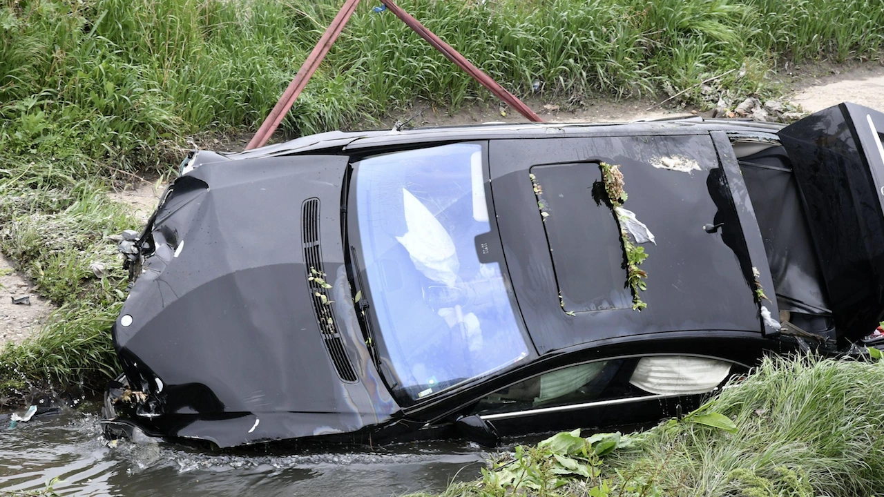 Лек автомобил падна в бетонираното корито на река Тунджа в