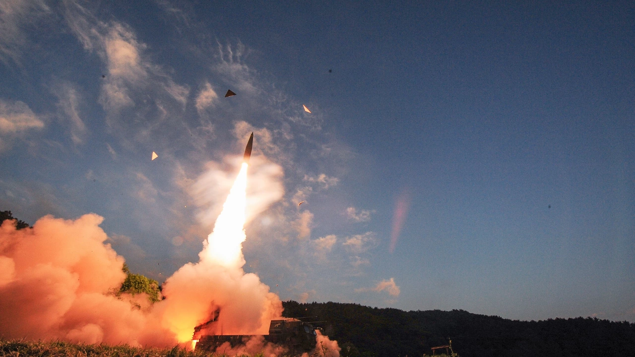 Северна Корея е изстреляла залп от осем балистични ракети с
