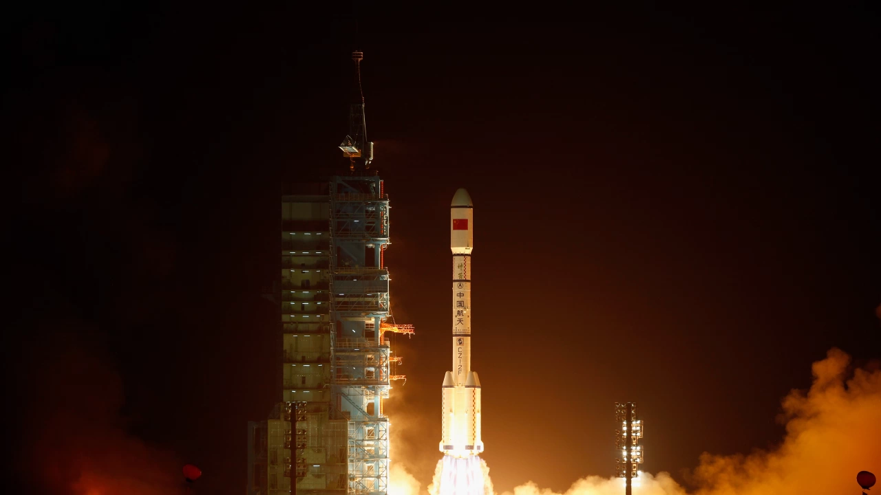 Китайски пилотиран космически кораб който бе изстрелян днес се скачи