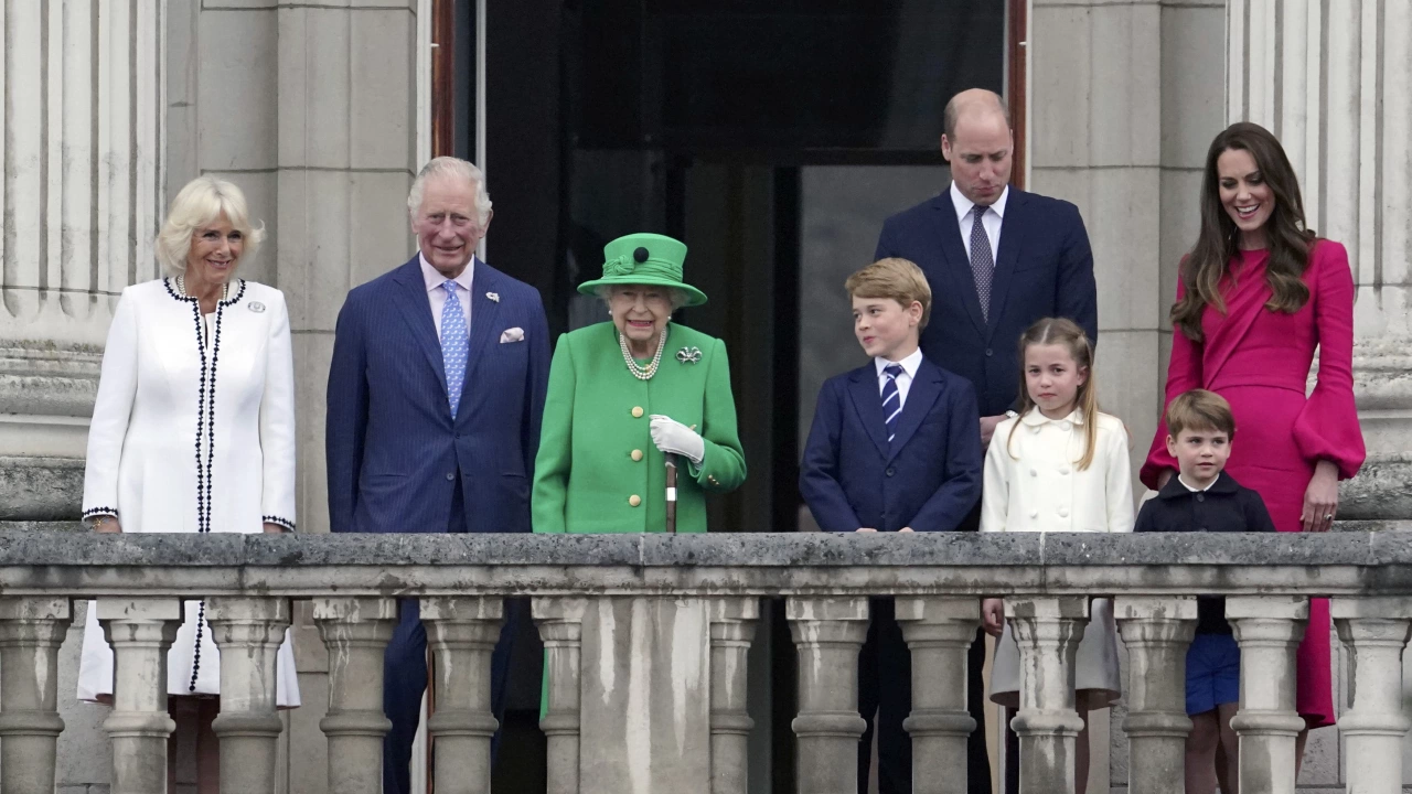 Кралица Елизабет Втора се появи днес за кратко на балкона