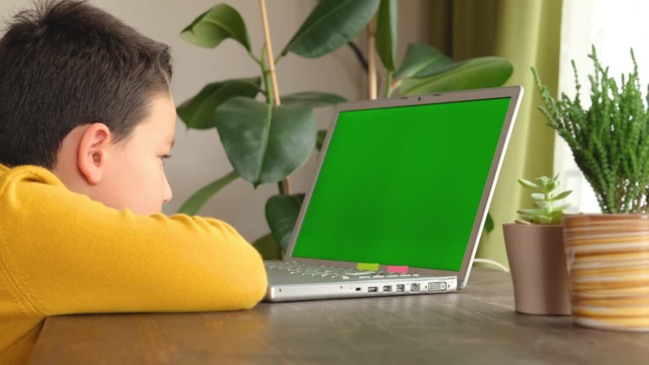 Експерти съветват: Децата да не прекаляват с компютрите, защото губят представа за реалния свят