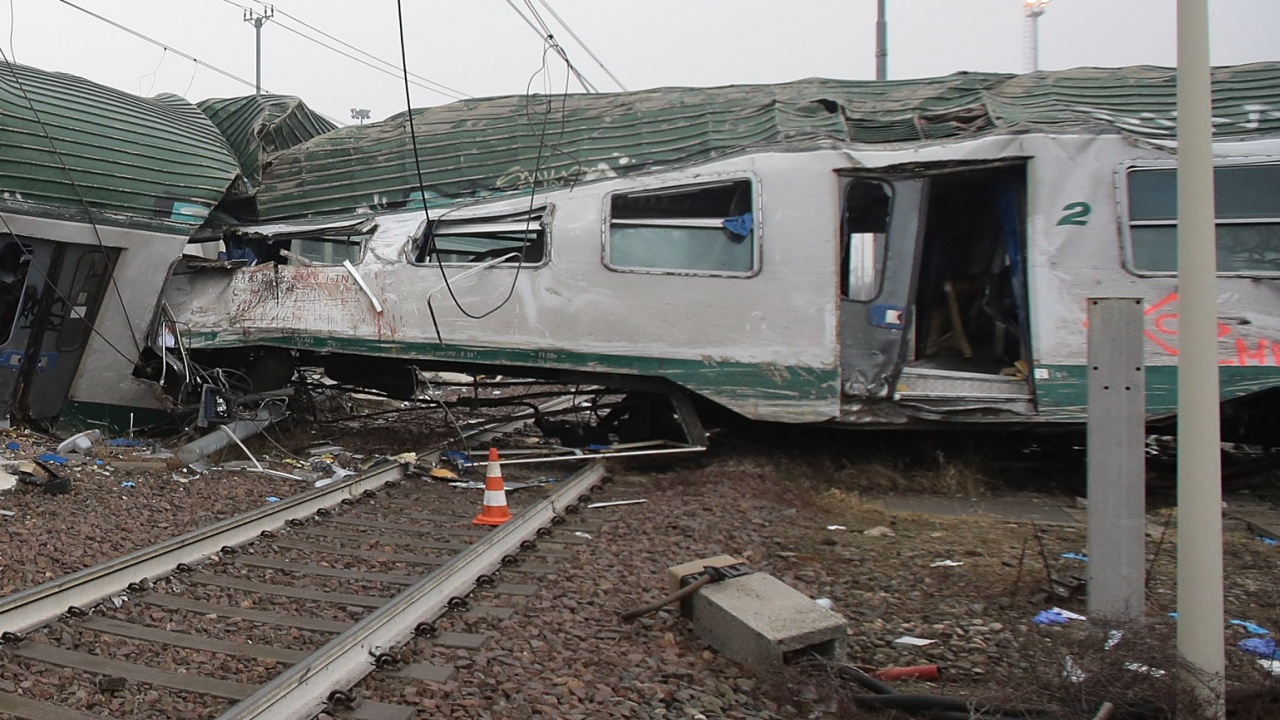 17 души загинаха при влакова катастрофа в Иран