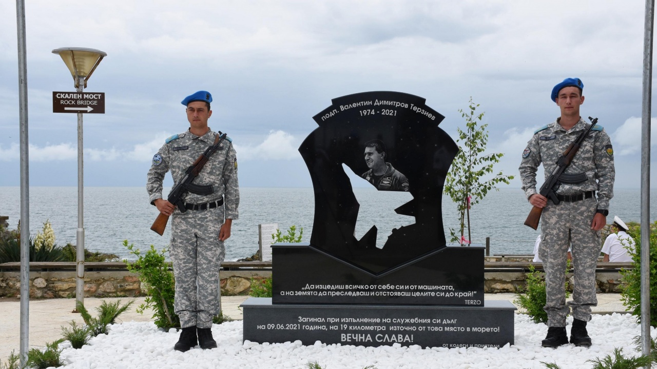 В Тюленово откриха паметник на загиналия подп. Валентин Терзиев