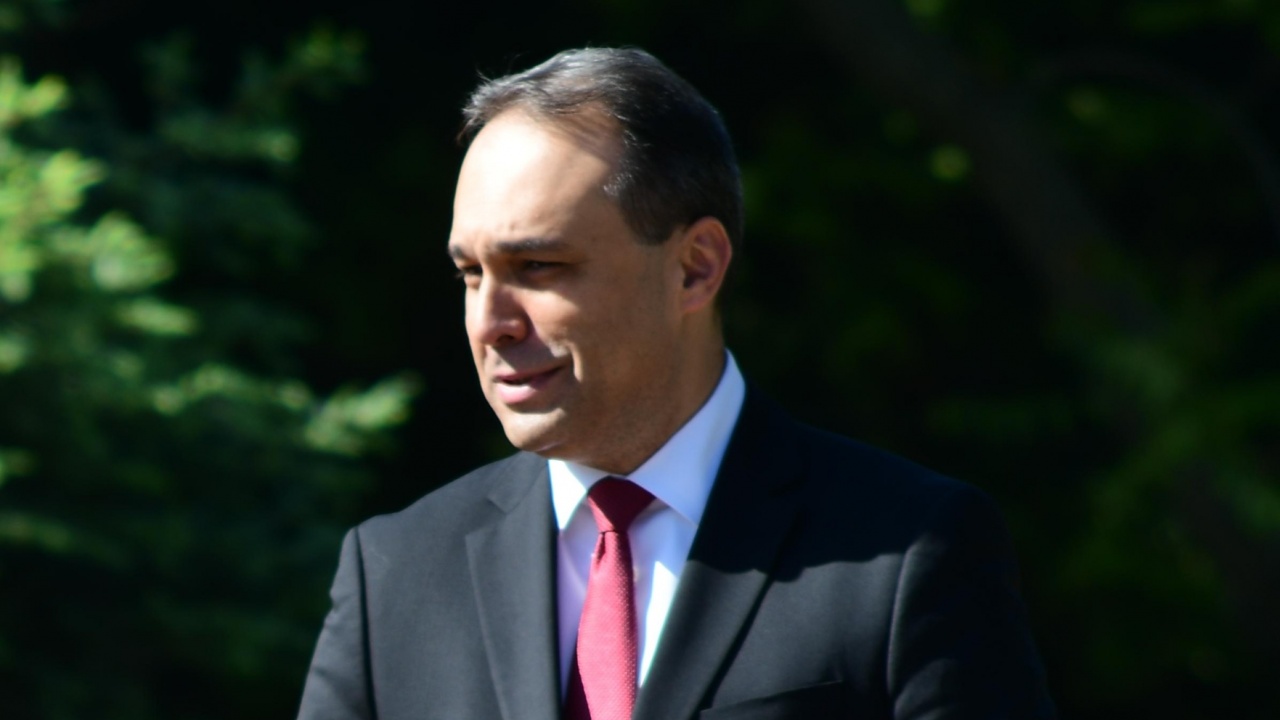 Министърът на отбраната заминава на посещение в Гърция