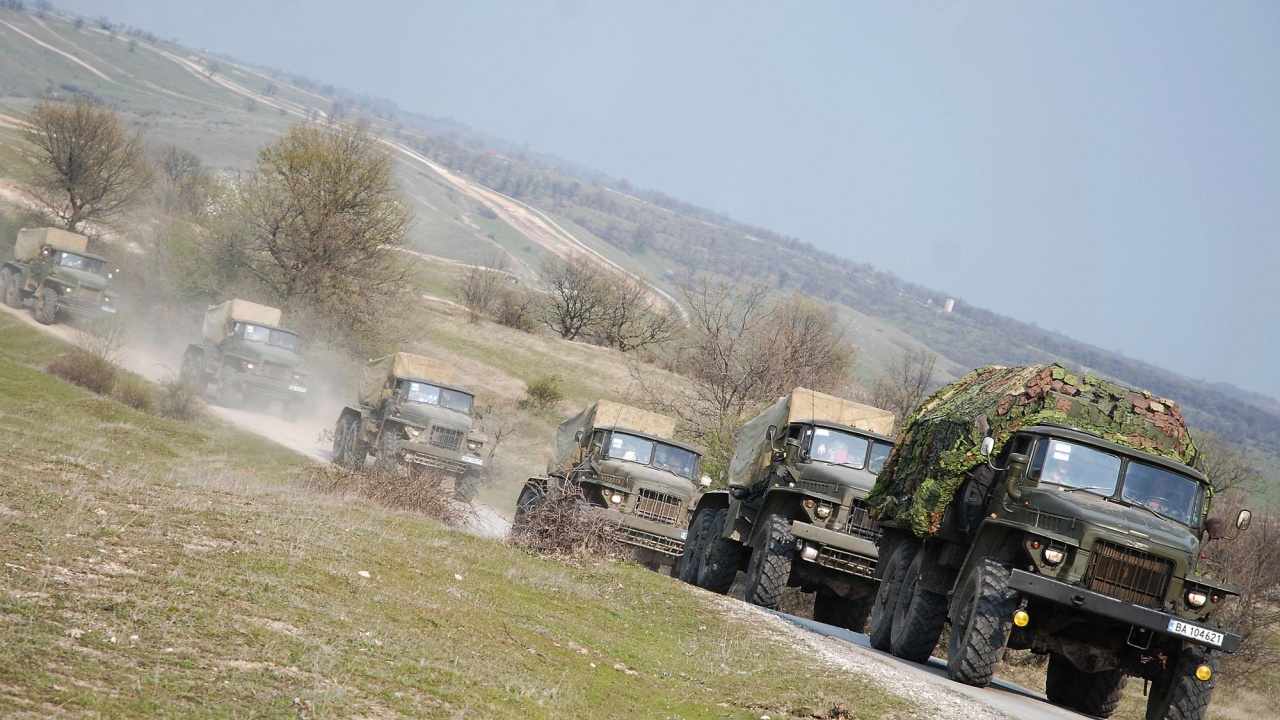 МО: Автоколона с военна техника ще премине през територията на страната