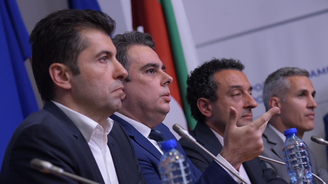 Българското правителство, трудно съставено в края на 2021 г., се