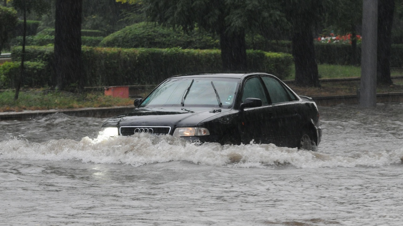 Поройни дъждове предизвикаха наводнения в отделни части от страната. Водната стихия