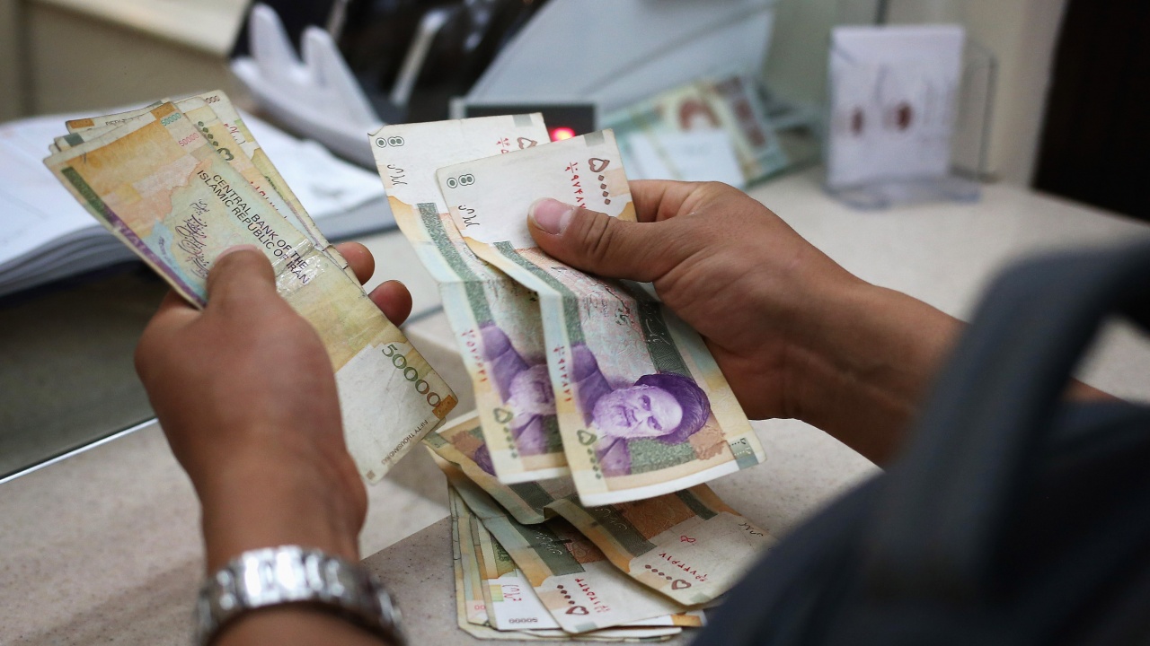 Иранската валута днес падна до най-ниската си стойност досега, което