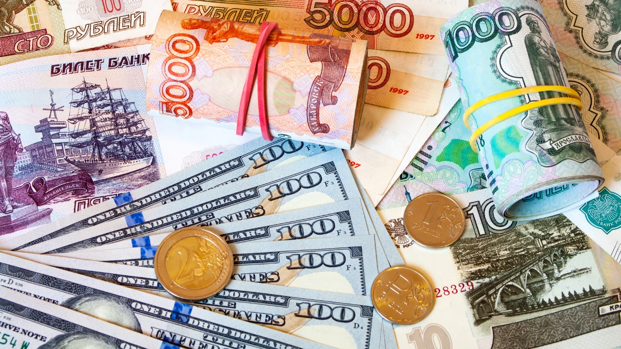Руската национална валута днес поевтиня до 62 рубли за долар