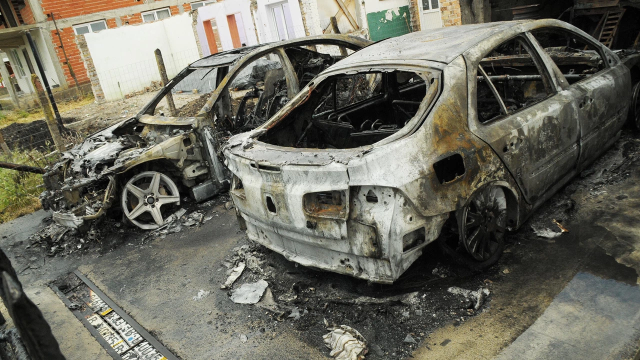 Шест автомобила и два мотоциклета са изгорели при пожар в Димитровград