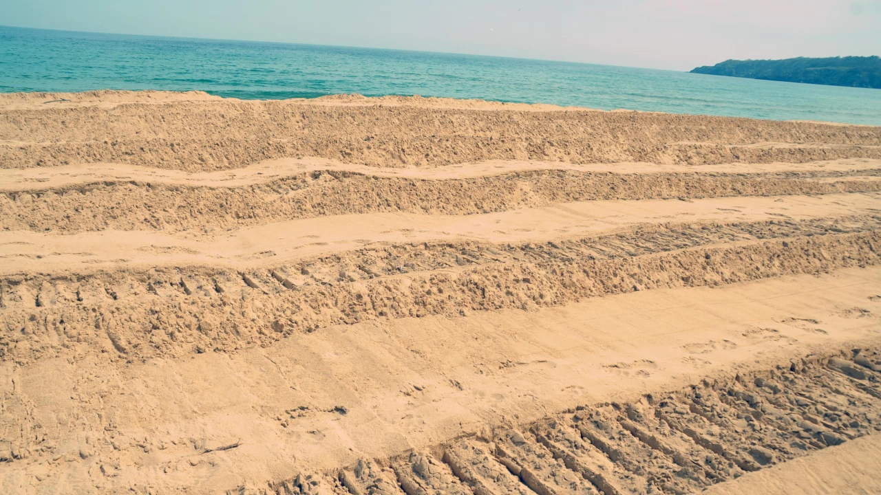 Джип затъна в дюните на шофьорския плаж край Созопол съобщава