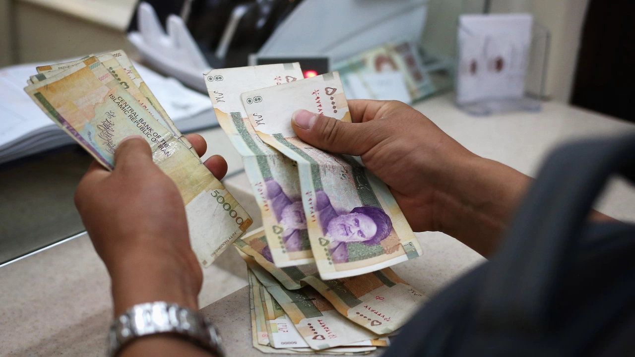Иранската валута днес падна до най ниската си стойност досега което