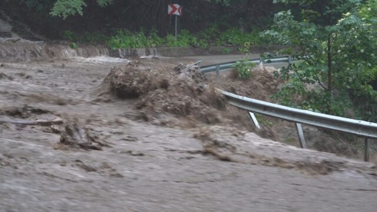 Частично бедствено положение в няколко населени места, съборени мостове, наводнени