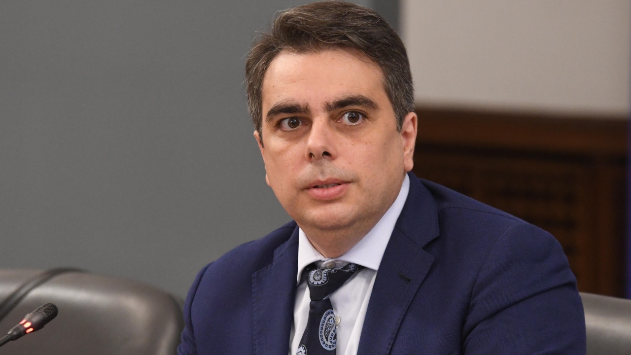 Асен Василев сподели: Може да поканим някои от подалите оставка министри