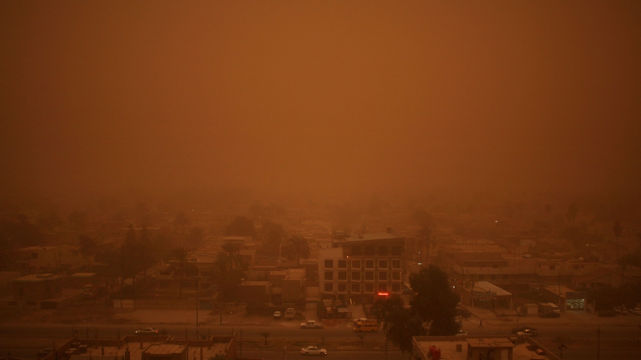 Пясъчна буря връхлетя Ирак, летището в Багдад спря работа