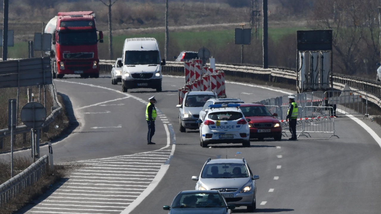 Катастрофа ограничава движението при 24-ти километър на автомагистрала „Хемус“ в посока София