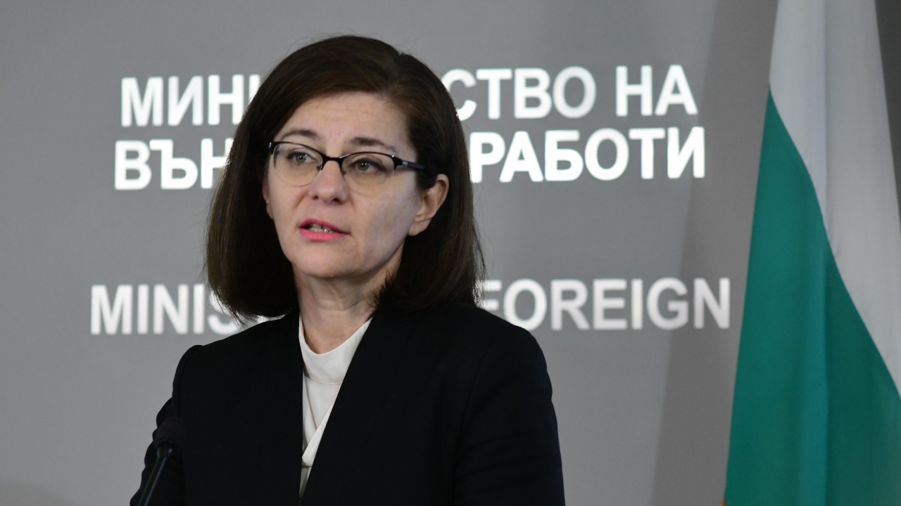 Генчовска ще разговаря с арменския си колега Арарат Мирзоян