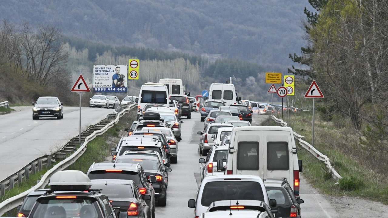 Километрично задръстване се е образувало на автомагистрала "Тракия" в посока Бургас