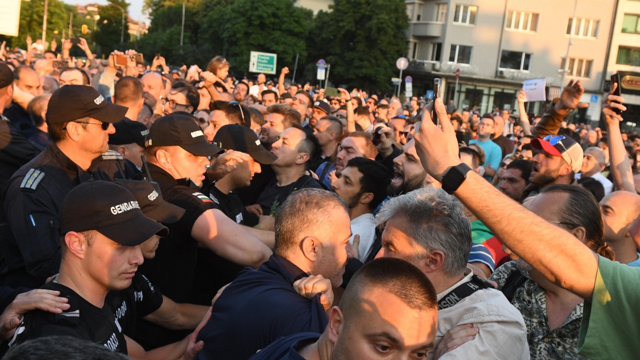 Напрежението на протеста в София ескалира.
Всичко по темата:
Трусовете в коалицията