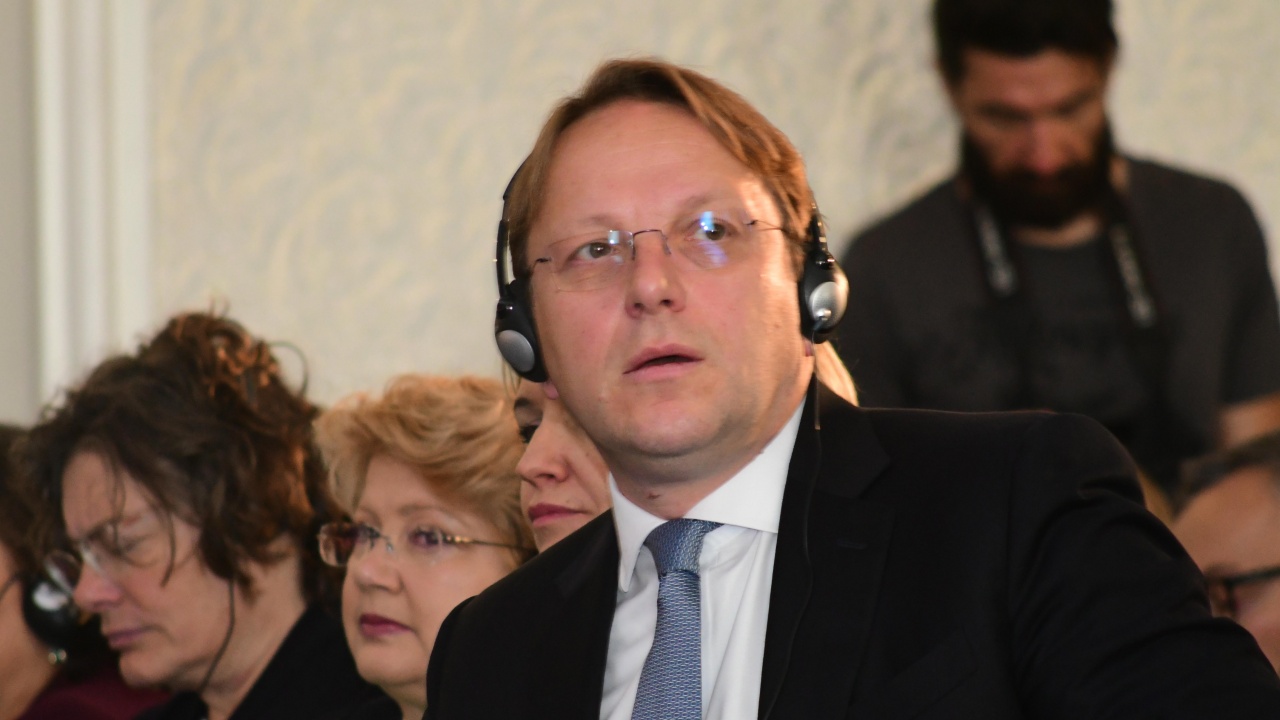 Еврокомисарят по разширяването Оливер Вархеи заяви днес в Брюксел, че преговорите