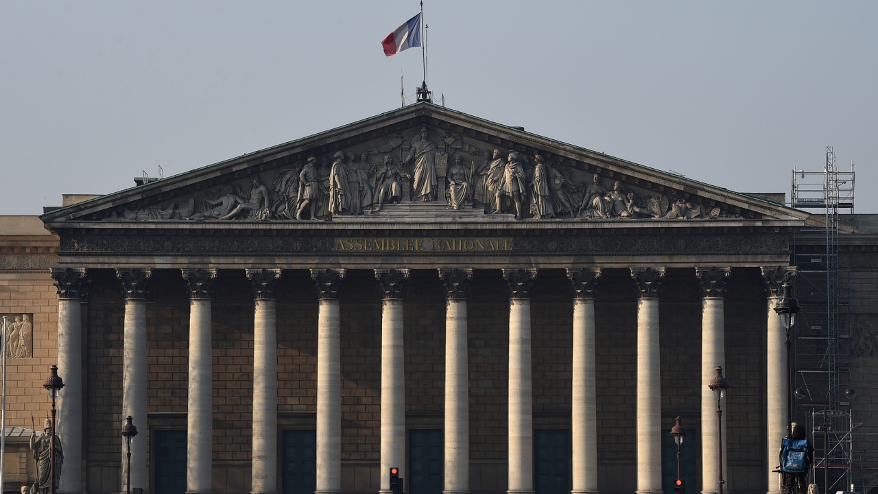 Днес във Франция се провежда вторият тур на парламентарните избори.
Вотът