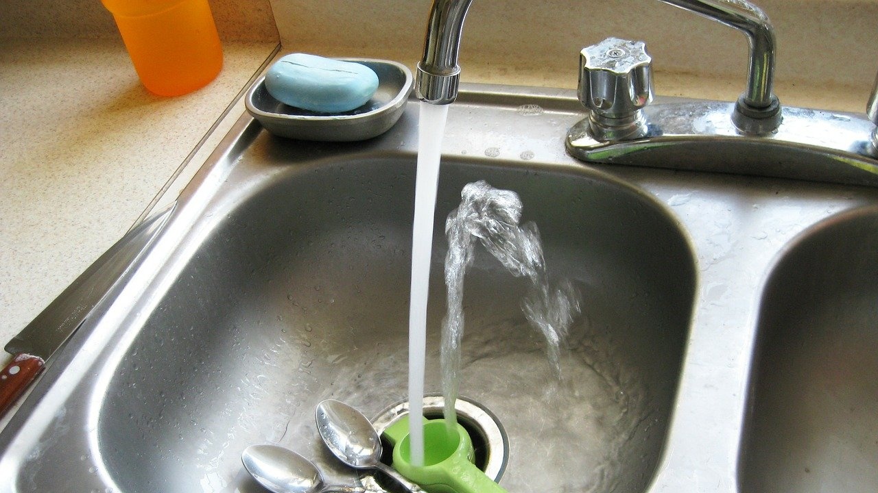 Планов ремонт спира топлата вода в софийски квартали през юли