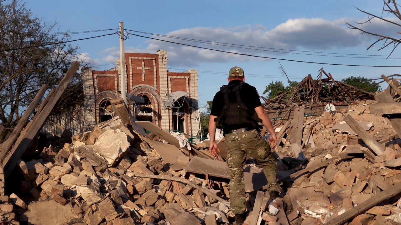 Непрестанният руски обстрел по източния украински град Харков с касетъчни