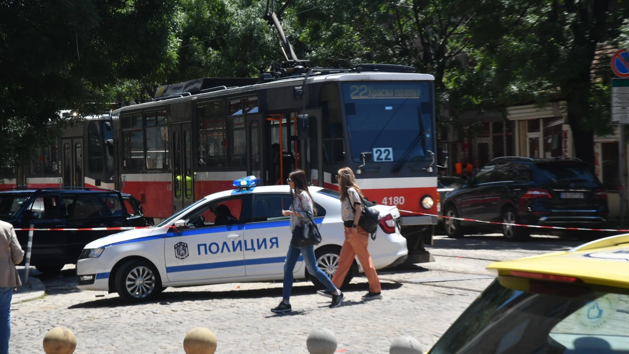 Тежка катастрофа в София Трамвай блъсна кола спряла на релсите