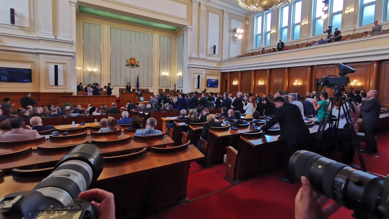 Депутатите приеха на първо четене актуализацията на държавния бюджет  
В