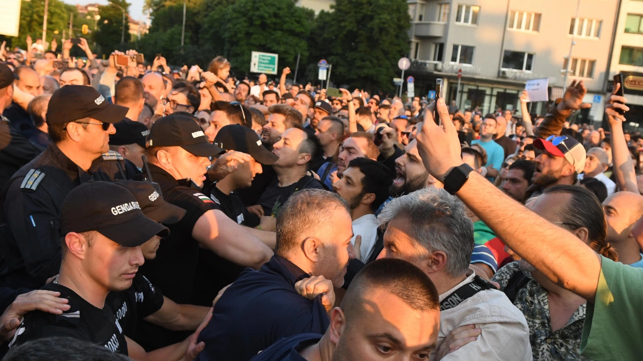 Напрежението на протеста в София ескалира Всичко по темата Трусовете в коалицията