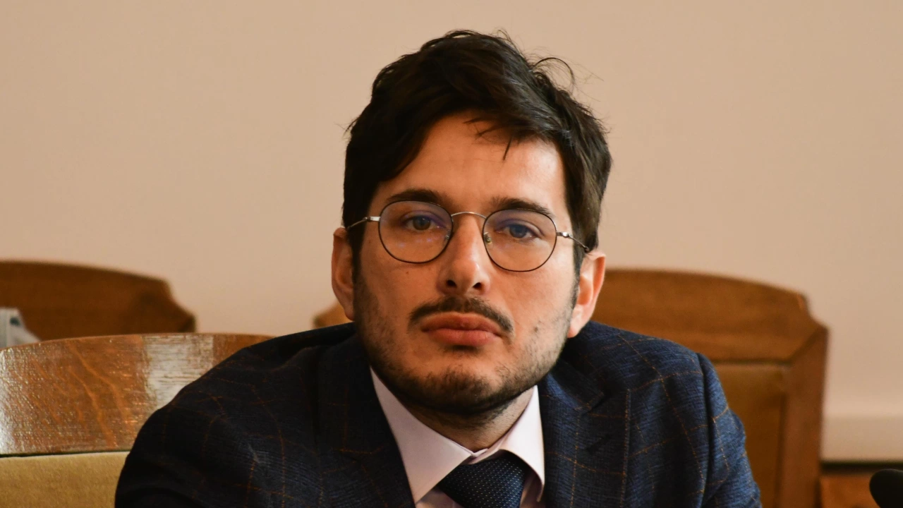 Депутатът от Кирил Симеонов обяви от парламентарната трибуна че