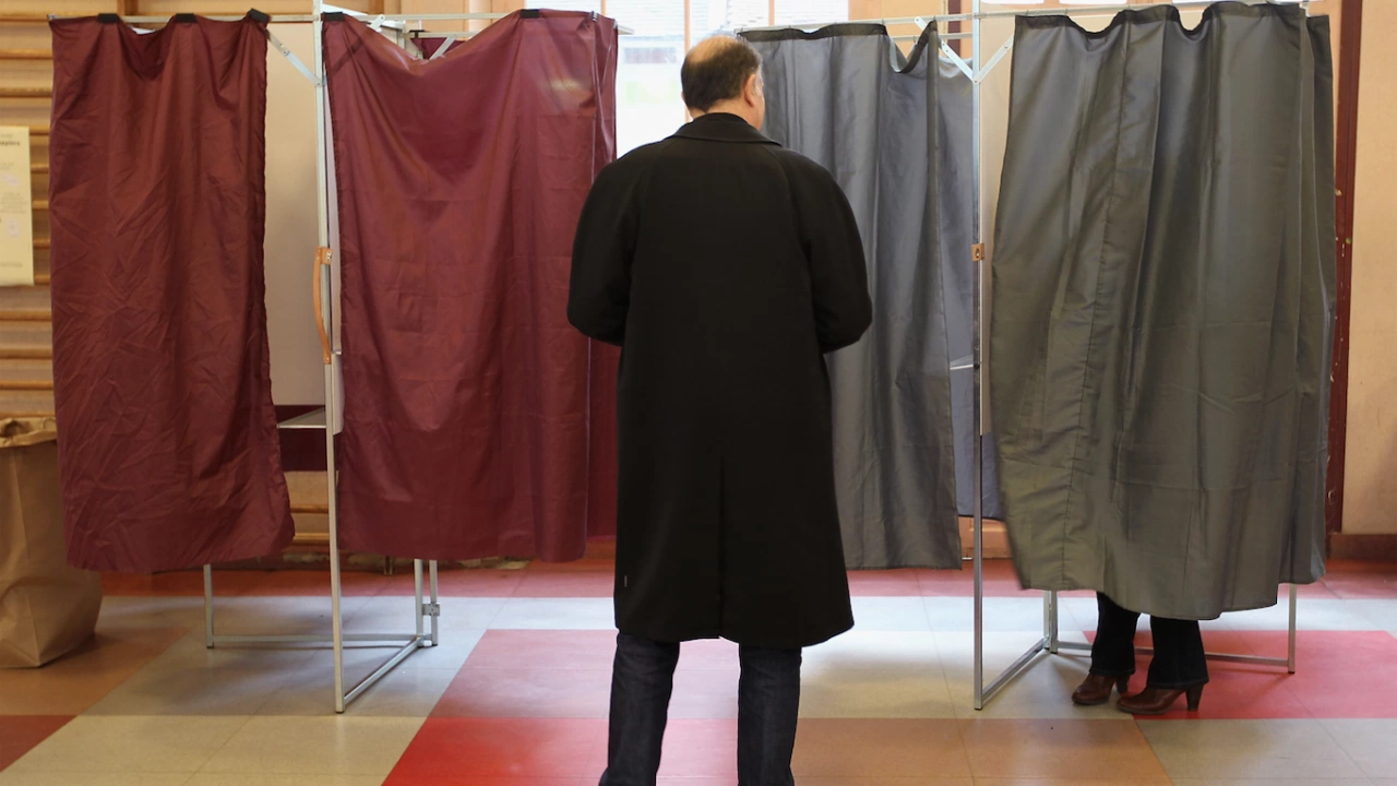 Френските гласоподаватели днес гласуват на втория тур на ключови парламентарни