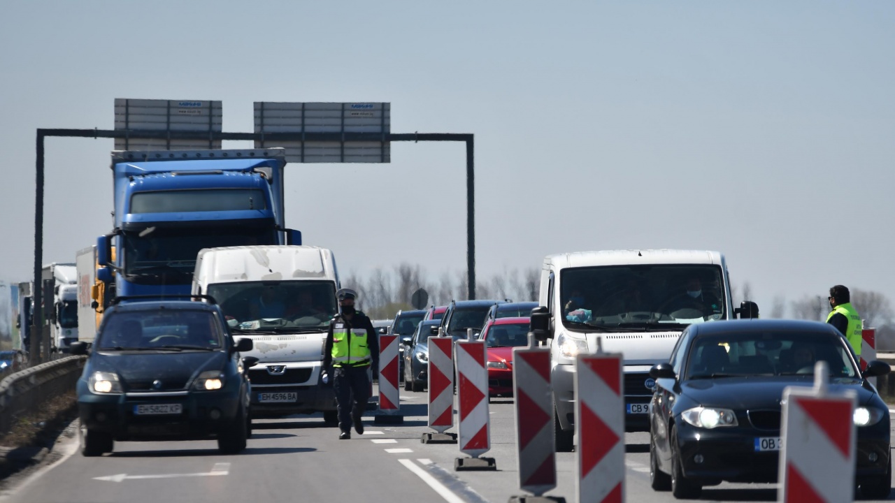 Километрични колони от коли и камиони на "Дунав мост" при Русе