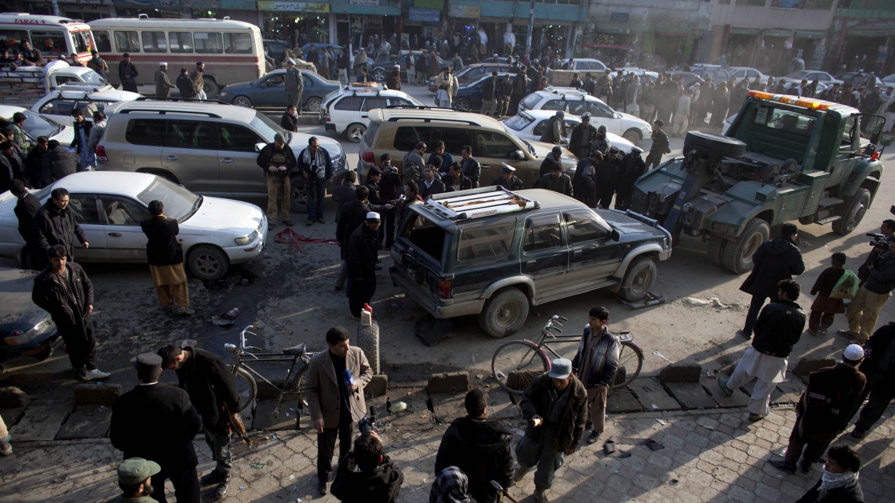 Десетки загинали и ранени при нападение на оживен пазар в Афганистан