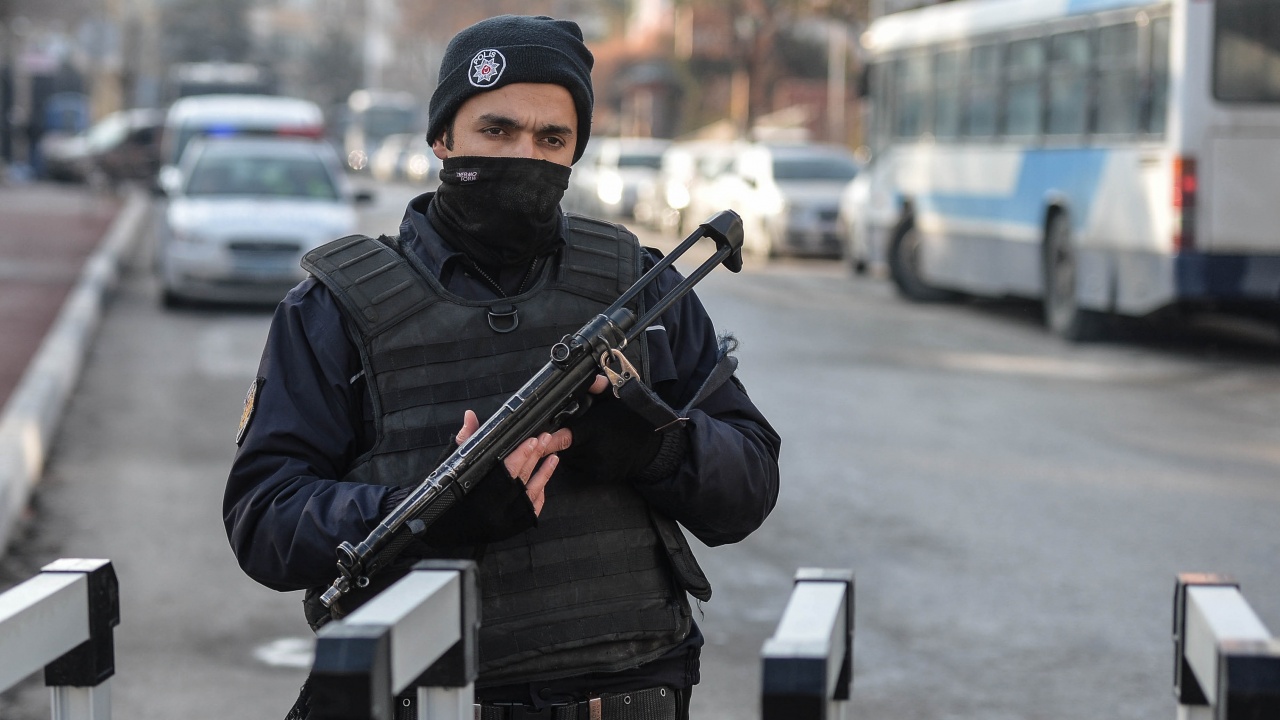 24-ма предполагаеми терористи са били задържани при опит да преминат от Турция в Гърция и Сирия