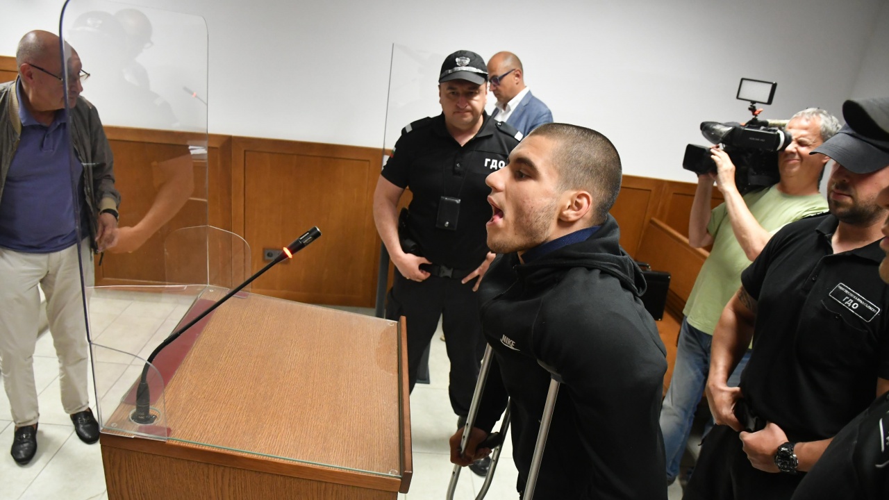 Появи се видео с брутални сцени на насилие на прокурорския син от Перник