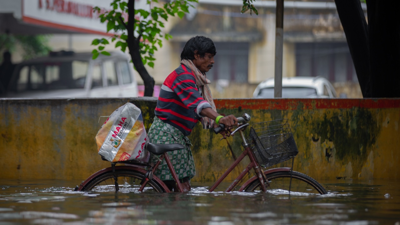 Наводнения заляха още части от Бангладеш и Индия, милиони хора са хванати в капан с намаляваща храна