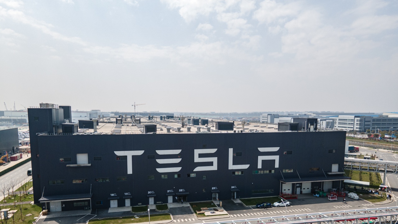 "Тесла" трябва да повиши заплатите в завода си край Берлин