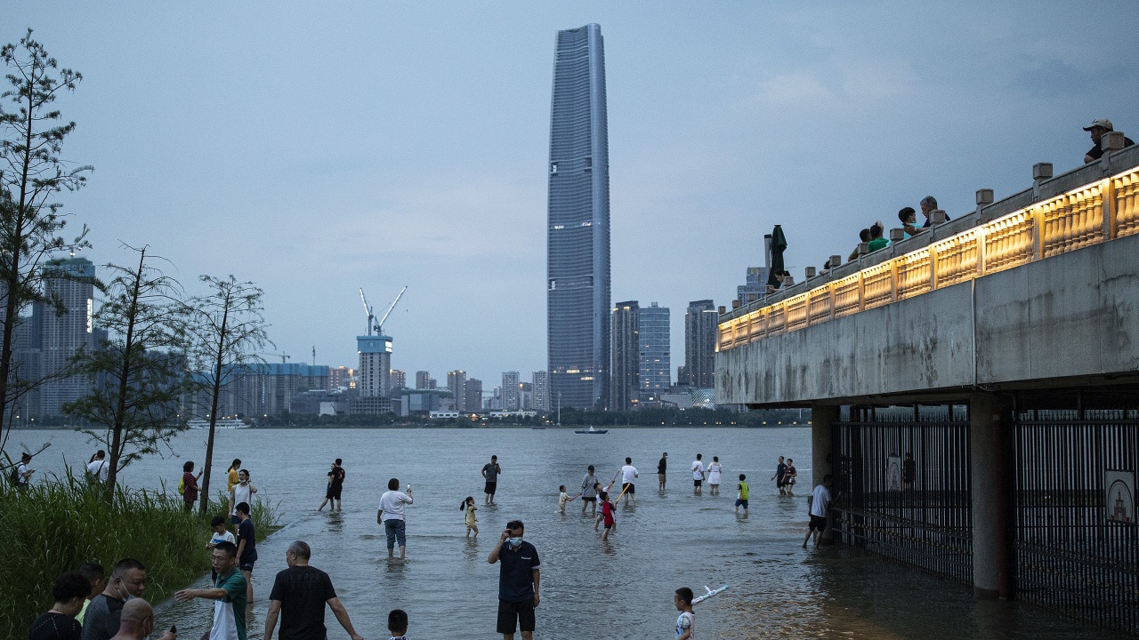 Хиляди хора бяха евакуирани заради наводненията в Южен Китай
