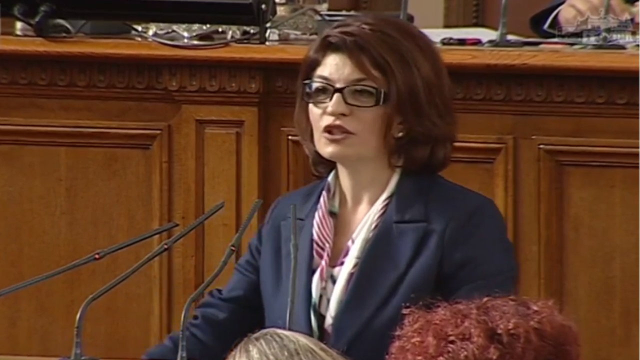Десислава Атанасова: Приканваме правителството да подкрепи двустранния протокол с РСМ 