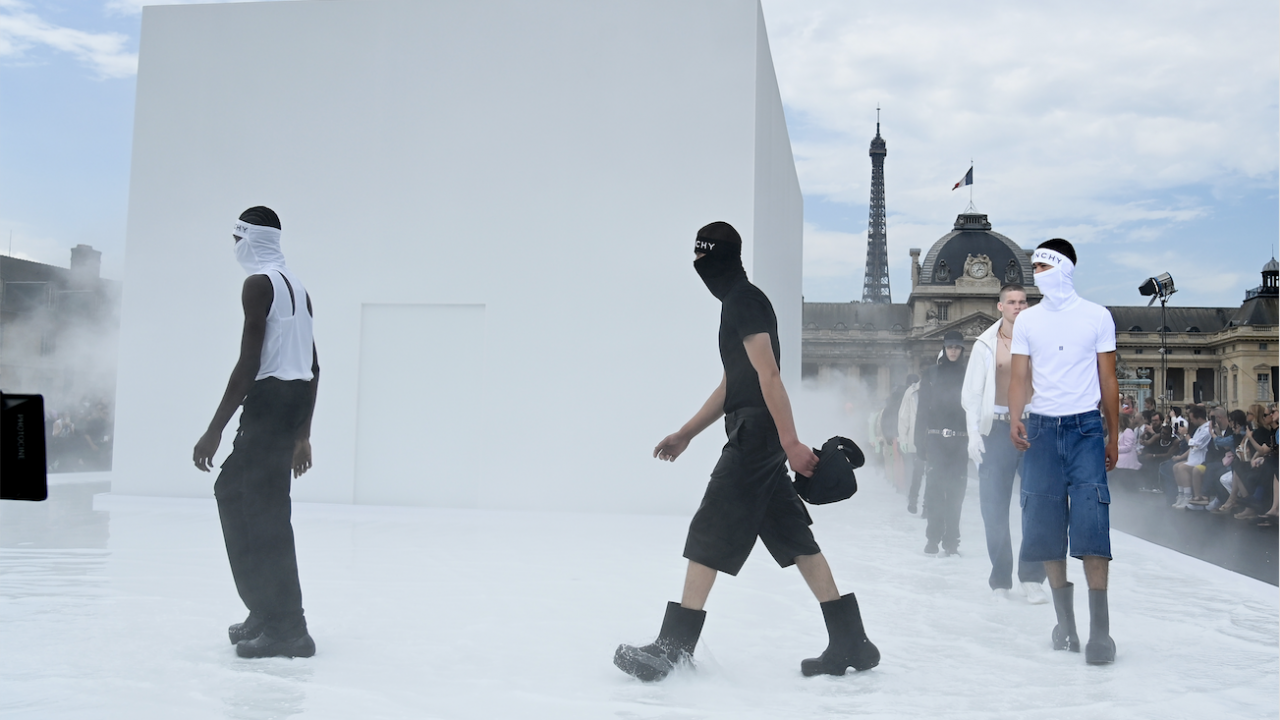 Разголени мъжки тела и материи с бродерии на Седмицата на мъжката мода в Париж