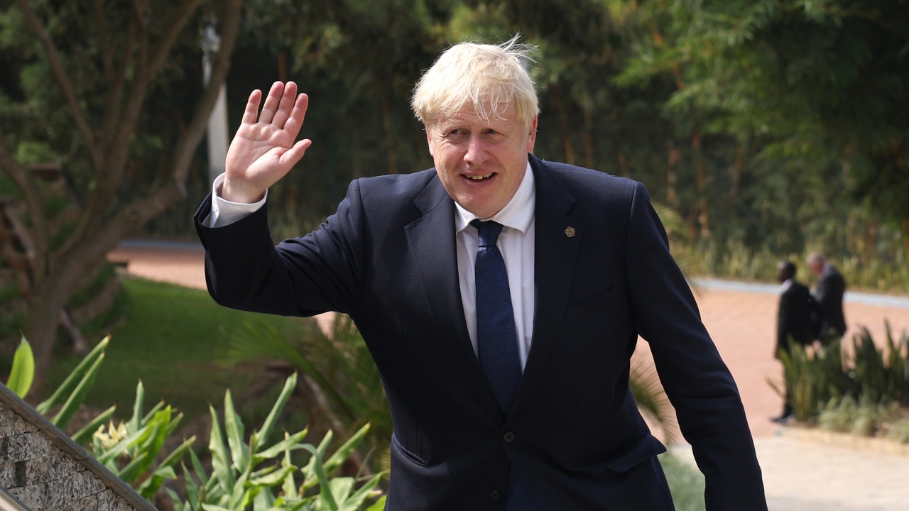 Борис Джонсън планира да остане на власт до следващото десетилетие въпреки призивите да се оттегли