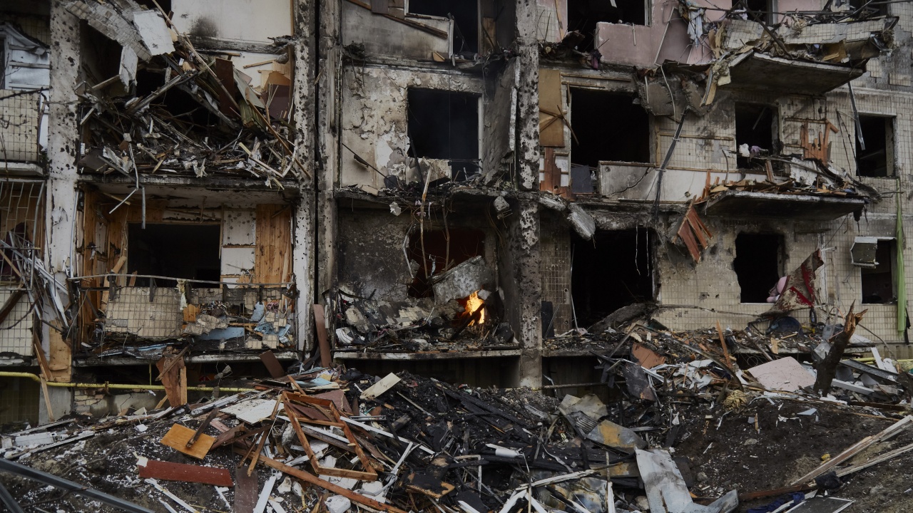 Най-малко 5 ранени в Киев при ракетния удар по жилищна сграда